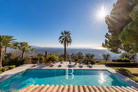 Overlooking and enjoying absolute tranquility, just a few minutes from the historic center of Vence, this property offers breathtaking views of the entire coastline! Set on approximately 2 hectares of land, this property with a living area of about 5...