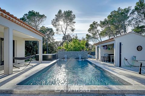 Discover 5 minutes from Uzès, in a very popular village and in the heart of a green setting, this contemporary villa of 219m2 entirely on one level. This living space has been designed to enjoy an indoor-outdoor life around the swimming pool and its ...