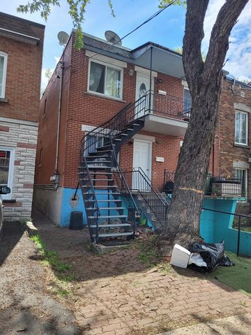 If you are a savvy investor, you know that a triplex with 2x52 and a 42 so close to the St-Michel metro station is a rare investment opportunity. The area is very sought after, the highway is next door, school, parks, shopping centers, everything is ...
