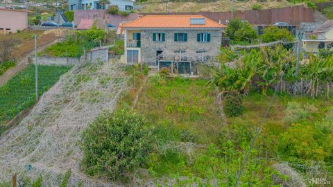 Located in Ponta do Sol. We present you this building that has a fully renovated 2 bedroom villa and another 2 bedroom villa with potential for renovation. The renovated villa, with a stone façade, is ready to move in and here you can start creating ...
