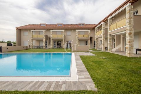 Außergewöhnliche Gelegenheit nur 700 Meter vom See entfernt in Castelnuovo del Garda! Diese neu gebaute Wohnung der Energieklasse A4 mit fortschrittlicher Domotik bietet ein modernes und komfortables Wohnerlebnis. Mit ihren 80 Quadratmetern auf zwei ...
