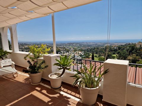 Welkom in dit prachtige appartement gelegen in Las Colinas de Marbella Benahavis Dit ruime gerenoveerde appartement biedt een adembenemend uitzicht op de Middellandse Zee de bergen en de golfbaan Stap binnen en je wordt begroet door een lichte en ope...