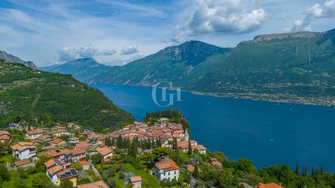 Im Herzen des Alto Garda Bresciano Parks, in Tremosine sul Garda, empfängt uns die Residenz 'La Quiete', mit einer Wohnung im Erdgeschoss und einem spektakulären 180° Blick auf den See. In einem der schönsten Dörfer Italiens gelegen, bietet diese Woh...