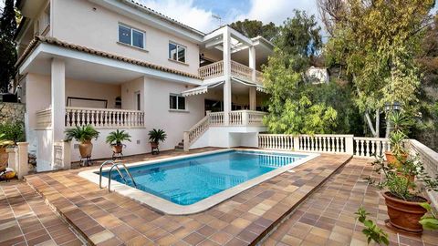 Elegante Luxusvilla mit großem Pool in einer beliebten Wohngegend im Südwesten von Mallorca.Diese tolle Mallorca Immobilie verfügt über ein großzügiges Grundstück von ca. 1290 m2 und eine bebaute Fläche von ca. 500 m2. Vor kurzem wurde das charmante ...