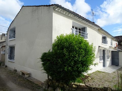 Découvrez cette belle maison située dans le village de Julienne, idéalement située à proximité de Cognac et Jarnac. Avec une surface habitable de 148 m² répartie sur deux niveaux, cette propriété offre de nombreux espaces de vie confortables et fonct...