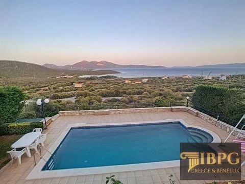 Villa 120m² te koop in Evia, Tamina. Een heerlijk huis met vrij uitzicht op zee, op 600 meter van de zee. Het werd gebouwd in 2004, 2 verdiepingen, 4 slaapkamers, 3 badkamers, autonome olieverwarming, airconditioning, parkeerplaats, zwembad, tuin, wo...