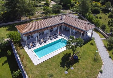 Beautiful groundfloor house with swimming pool in the hinterland of Sibenik. This really beautiful house is located in a quiet location near the town of Sibenik. It consists of four bedrooms, each has its own bathroom, toilet for guests, laundry, sto...