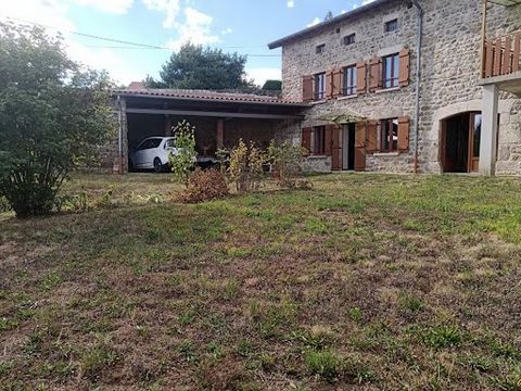 Solignac sous roche, ancienne ferme de village rénovée en 2013, développant 120m2 de surface habitables sur 580m2 de terrain. Au rez de chaussée, vous trouverez une cuisine semi équipée ouverte sur un espace séjour/salle à manger, puis une salle d'ea...