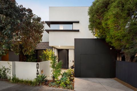 Architecturally inspiring with its clever use of materials, soaring ceilings and interpretation of space, this modern 4 bedroom 2.5 bathroom marvel sets a high standard in Spray Street. Striking with its polished concrete slab steppers and impressive...