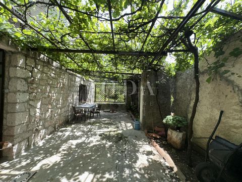 Location: Primorsko-goranska županija, Vinodolska Općina, Bribir. Offriamo una casa indipendente a Bribir. La casa ha una superficie di 212 m2 ed è composta da un piano terra con un soggiorno, una cucina, due ripostigli e una scala interna e da un pr...