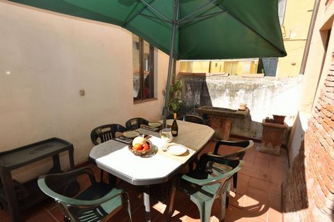 Appartamento molto accogliente situato nel centro storico di Lucca, a pochi metri dalle bellissime mura, al piano terra di un antico palazzo con una veranda esterna attrezzata con tavolo, sedie ombrellone per mangiare all’aperto. Perfetto per famigli...