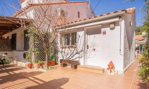 Mooi en zonnig huis gelegen in Mas Mates, een zeer rustige omgeving en dichtbij Roses. Het huis heeft een buitenterras met een houten pergola en een eethoek omgeven door planten voor meer privacy. Op de begane grond van het huis bevinden zich de hal,...