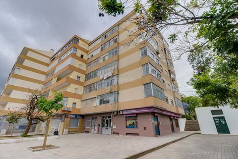 Commercial store located in Praceta Dr. Manuel de Arriaga, Amora, Seixal with 2 floors (ground floor and basement), 170 m² of total area. The ground floor area (72 m2) is large and versatile, ideal for displaying products or welcoming customers, with...