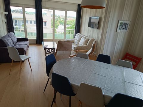Furnished and equipped 92 m2 flat renovated in 2024, located in the town centre, 7 minutes‘ walk from the RER station and 10 minutes’ walk from the Lycée international. Ready to move in and available immediately. New furniture and appliances Private ...