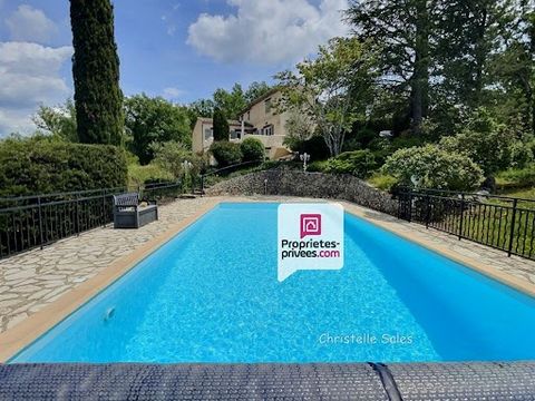 Fayence 83440-Var Prix : 549 000 Euros HAI (Honoraires à la charge vendeur). Christelle Sales vous invite à découvrir en exclusivité cette agréable villa de 170 M2 entièrement rénovée sur un terrain paysagé de plus de 4000 M2 avec une vue dégagée ,da...