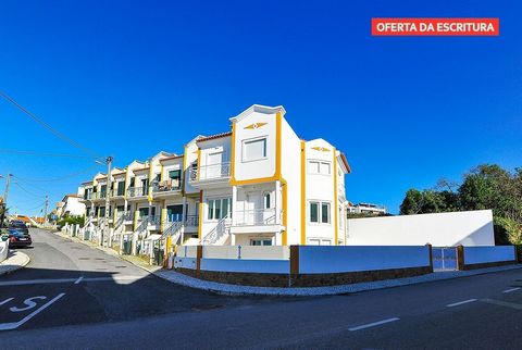 3+1 bedroom villa with 440m² in the center of Ericeira, sea views 5 minutes from the beach. Well located, sun exposure facing south, the villa has double glazed and tilting windows, with electric shutters and video intercom. They have a covered terra...