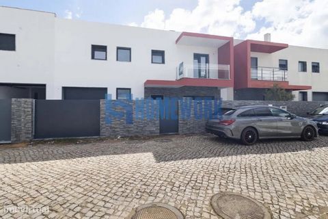 Fantástica moradia com 5 assoalhadas, com piscina e garagem, localizada na Urbanização Quinta da Torre, Quinta do Anjo, Palmela. O imóvel está em fase final de construção, e é composta por: Piso 0: cozinha com pavimento flutuante, equipada com placa,...