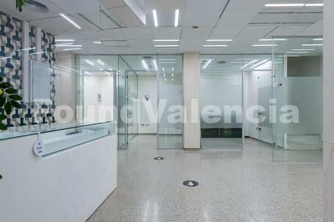 Wij presenteren een investeringskans in het hart van Valencia! Dit commerciële pand, voorheen gebruikt als medische praktijk, biedt een royale ruimte van 160m2 die perfect geschikt is voor verschillende soorten bedrijven.   Toplocatie: Gelegen in een...