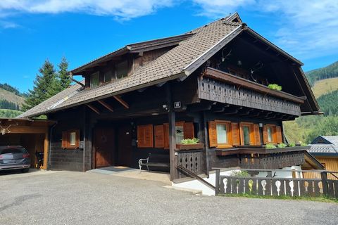 Ein Haus im Grünen mit dieser geschmackvoll eingerichteten Erdgeschosswohnung mit schönem Panoramablick vom kleinen Balkon, ideal zum Entspannen und Genießen Ihres Urlaubs. Es befindet sich in der Nähe der Skipisten von Sankt Oswald (Brunnach). Sie i...