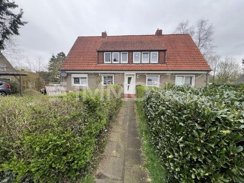 In a picturesque, quiet side street in the heart of Bremen-Vegesack, a well-kept apartment building with four charming tenants awaits you. The property is surrounded by lush green hedges, flower beds and majestic trees, creating a natural oasis of pe...