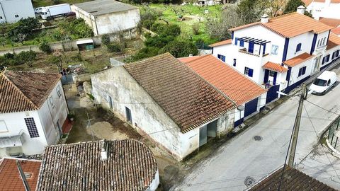 ADEGA Localizada no CENTRO DO LIVRAMENTO, junto de Farmácia, Centro de Saúde Supermercado, GNR, Escolas e Piscina Municipal. São 118m2 de Construção e um Logradouro com 17m2. Possui 3 Frentes com Exposição Solar, Nascente, Sul e Poente e um Excelente...