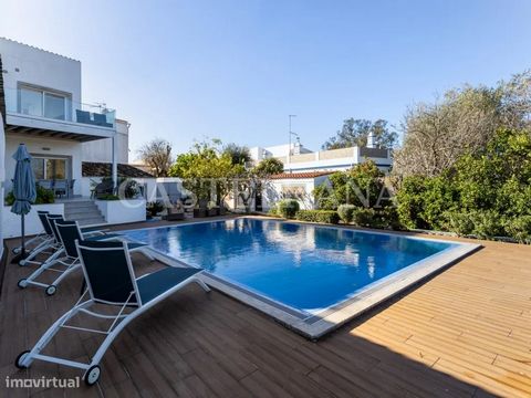 3 bedroom semi-detached villa, with 142 m2, terrace, garden and private pool, in the center of Querença, Loulé. Inserted in a quiet village, with a privileged location close to schools, cafes and restaurants. The villa has a plot of 625m2 with garden...