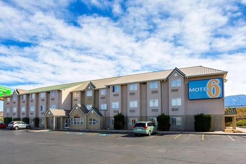 Motel 6-Bernalillo, NM ligt in Bernalillo, op 22 km van Cliff's Amusement Park, en biedt accommodatie met gratis WiFi en gratis privéparkeergelegenheid. Dit 2-sterrenhotel beschikt over een casino en kamers met airconditioning en een eigen badkamer. ...