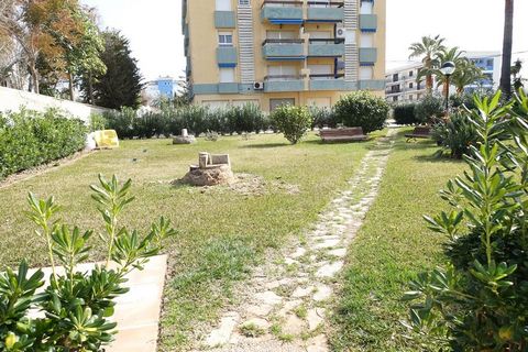 Licht appartement in een zeer goed onderhouden urbanisatie met eigen uitgang op 50 meter van het zandstrand. 3e verdieping met lift. Het heeft een woon / eetkamer met toegang tot het zonnige terras en uitzicht op de Montgo. Onafhankelijke keuken. 2 s...