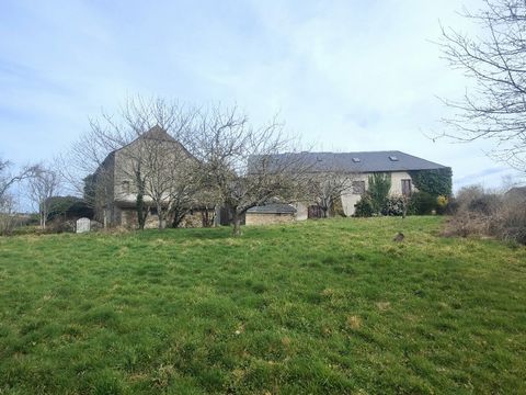 A proximité d'un des plus beaux villages de France, ensemble de deux propriétés, une maison ancienne avec sa grange attenante rénovée en longère et un corps de fermeavec de nombreuses dépéndances. Corps de ferme de 140m² avec un potentiel exceptionne...