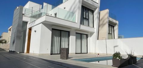 Esta espectacular villa independiente, con 3 dormitorios y 3 baños, está ubicada en el encantador pueblo de Benijófar. Con pocos años de construcción, se entrega en perfecto estado y lista para entrar a vivir.En la planta principal, la vivienda dispo...