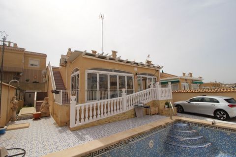 Este chalet representa una excelente oportunidad. Se encuentra en una parcela de 350 m², con piscina privada. La vivienda está distribuida en una sola planta, con 3 habitaciones, 2 baños, una cocina independiente y equipada, y un salón con chimenea. ...