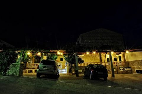 Villa Anni features five self-catering accommodation units in Sutivan, known for its hospitality, its numerous pebble beaches offering peace and quietness, the scents of Mediterranean and its crystal clear sea. Common sun terrace fitted with sunbeds ...