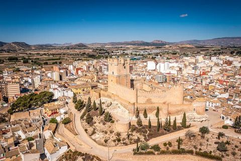 ¡Oportunidad única en Villena! Se vende piso de 91 metros cuadrados construidos, con una excelente ubicación, ideal tanto para vivir como para invertir. Este inmueble se encuentra en una zona muy bien comunicada, con acceso cercano a todos los servic...