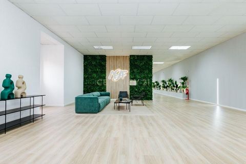 Venda de Escritório Espaçoso e Moderno na Amadora Apresentamos este escritório de 628m², totalmente remodelado em 2023, localizado num edifício de escritórios de alta qualidade, na Amadora. Este espaço foi cuidadosamente projetado para garantir funci...