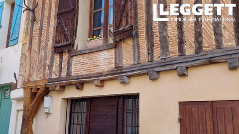 A35807BOT24 - Character property located at the historical centre of Bergerac, consisting of two separate dwellings: tastefully renovated studio of and nice two-floor apartment, with large rooms and typical local architecture features. This property ...