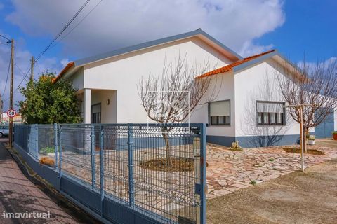 Moradia Térrea T3 com garagem box, anexo e armazém com 228,00m² em Torres Vedras Caro cliente! Apresentamos-lhe esta moradia unifamiliar T3 em lote de 1.520m2, numa localidade tranquila e perto de todos os bens e serviços e a cerca de 10 minutos do c...