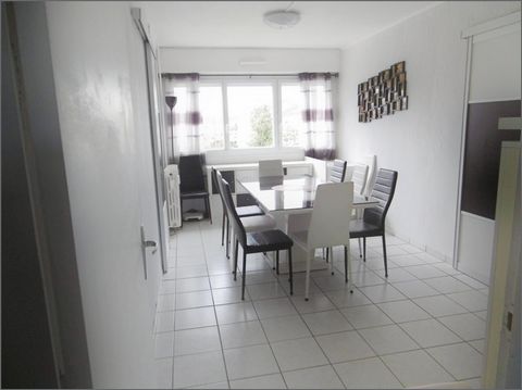 Ce joli appartement, avec une belle vue et un grand balcon..