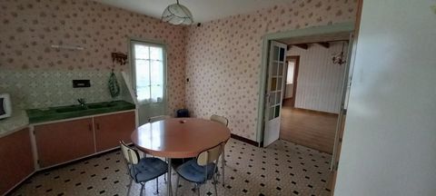 maison de plain-pied au centre du village de Neuvicq le Château