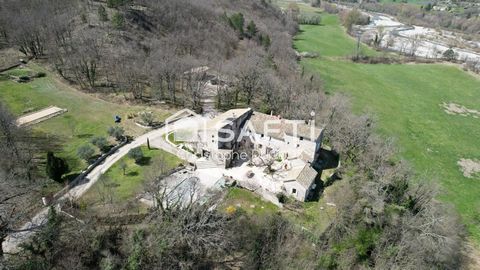 Authentique bastide provençale avec gîtes indépendants.