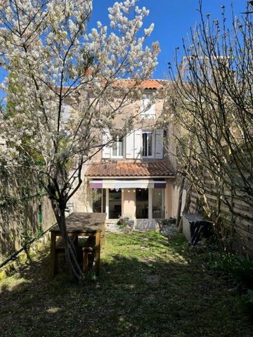 ***EXCLUSIVITÉ*** Bienvenue dans cette adorable maison de ville située à quelque pas du marché de Victor Hugo et de la place de la Bussatte. Elle se compose d'une entrée avec placard et WC, d'une belle pièce de vie avec cheminée et d'une cuisine ouve...