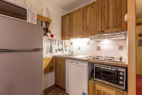 The Residence La Lauzière Dessus is situated in the Creve Coeur area of Valmorel, at the foot of the ski slopes and near the shops. The ski school is 350m away. Surface area : about 36 m². 1st floor. Orientation : West. View ski slopes. Hall. Living ...