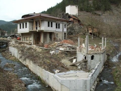 TEL.: ... ;0301 69999/ WIR BIETEN IHNEN ZUM VERKAUF ATTRAKTIVE IMMOBILIE IM DORF SOKOLOVTSI - AN DER HAUPTSTRASSE PLOVDIV -XANTHI NUR 15 KM ENTFERNT. VON PAMPOROVO, 15 KM. CHEPELARE SKIZENTRUM, 15KM. VOM ZENTRUM VON SMOLYAN, 65 KM. DAS MASSIVE ZWEIST...