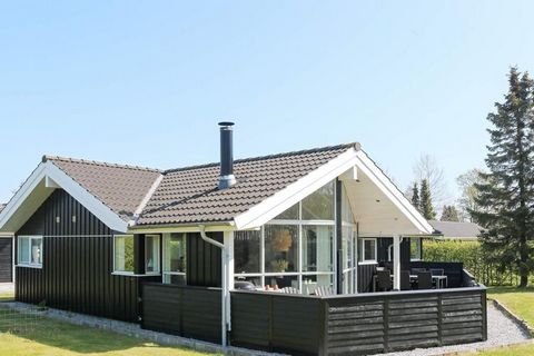 Cottage with whirlpool located within walking distance to the water and to Øster Hurup town. Spacious and bright living room in open connection with kitchen and dining area with access to a partially covered terrace and garden. There are two rooms wi...