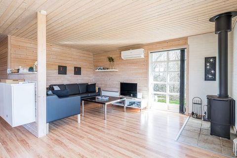 Auf einem wunderschönen grossen Grundstück haben wir hier ein modernes, helles und freundliches Ferienhaus. Das Haus ist komplett mit hellem Holz verkleidet auch der Fussboden ist aus Holz - dies trägt zu einer richtigen Sommerhausstimmung bei. Die K...