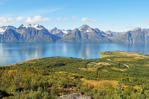 Holiday home by the Lyngenfjord with magnificent views of the mighty Lyngen Alps, Europe's northernmost alpine area. Great place for winter and northern lights experience. The midnight sun can be experienced in spring and summer. Central location by ...