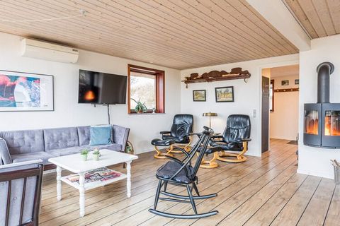 Przytulny domek przy Nørre Lyngvig blisko fiordu! Domek przeznaczony jest dla 6 osób i przeszedł generalny remont w 2020 roku m.in. nowa kuchnia i łazienka. Kuchnia jest połączona z salonem, w którym można m.in. odnajduje piec na drewno, który może p...