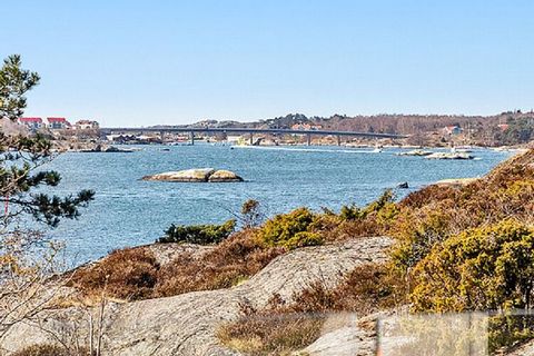 Welcome to a fantastic house with a 180 degree panoramic view on the paradise island of Knarrholmen in Gothenburg's southern archipelago! Here you live as close to the sea as you can get with a private and undisturbed location in a real archipelago i...
