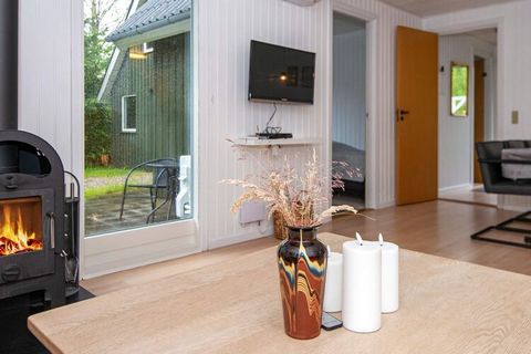 Ferienhaus in ruhiger Lage im nördlichen Römö. Küche, Essplatz und Wohnzimmer sind offen miteinander verbunden. Ein Holzofen sorgt für stimmungsvolle Wärme. Vom Wohnbereich geht es auf die Glasveranda. Es gibt drei Schlafzimmer. Das Einzelbett ist hö...