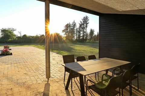 Lujosa casa de vacaciones con una hermosa zona al aire libre ubicada en una parcela natural completamente tranquila en los pintorescos alrededores de Skallerup Klit, un poco al norte de Lønstrup. La casa fue construida en 2018 y contiene una sala de ...