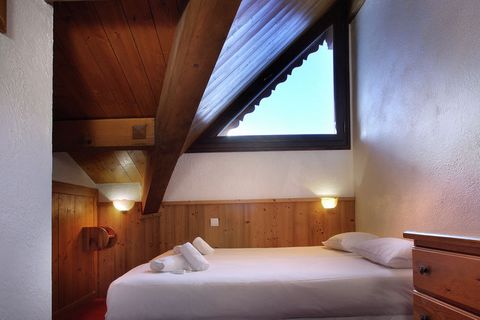 Résidence Hermine consists of two, large, lovely connected chalets with ten luxury apartments in total. All apartments are nicely decorated and have got a balcony. In the apartments that have 4 rooms or more, there is even a cosy fireplace. This very...